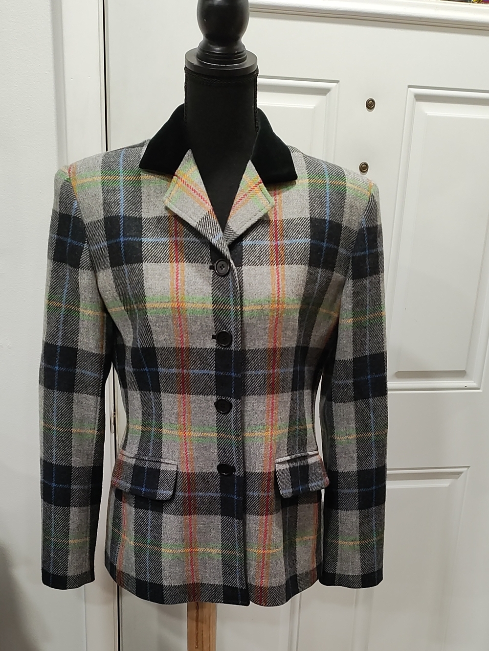 Evan Picone Gray Plaid Wool Blazer with Black Velvet Collar